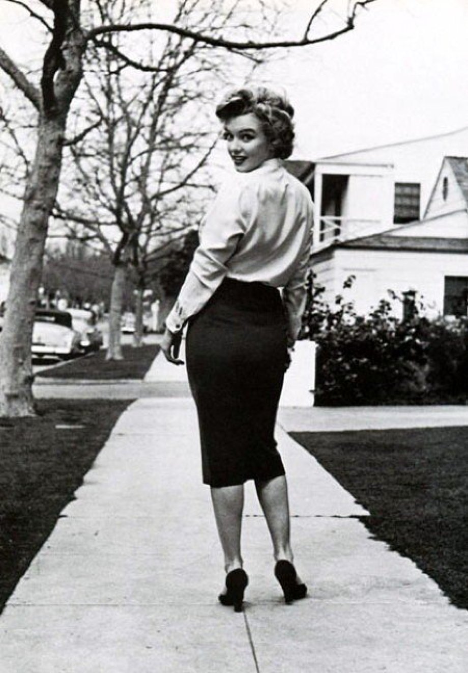 femme en jupe crayons années 50 vintage