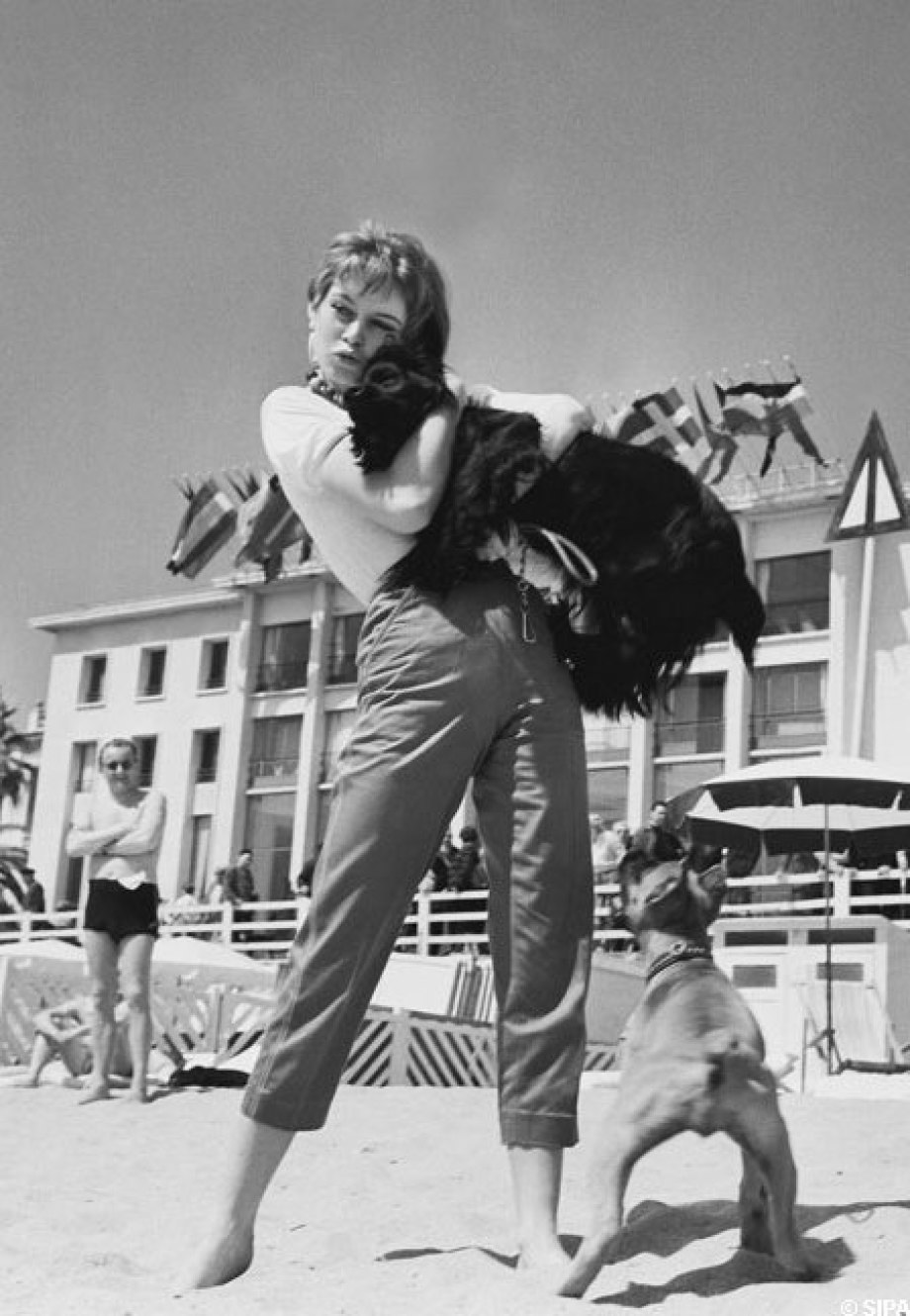 femme en pantalon corsaire années 50 vintage