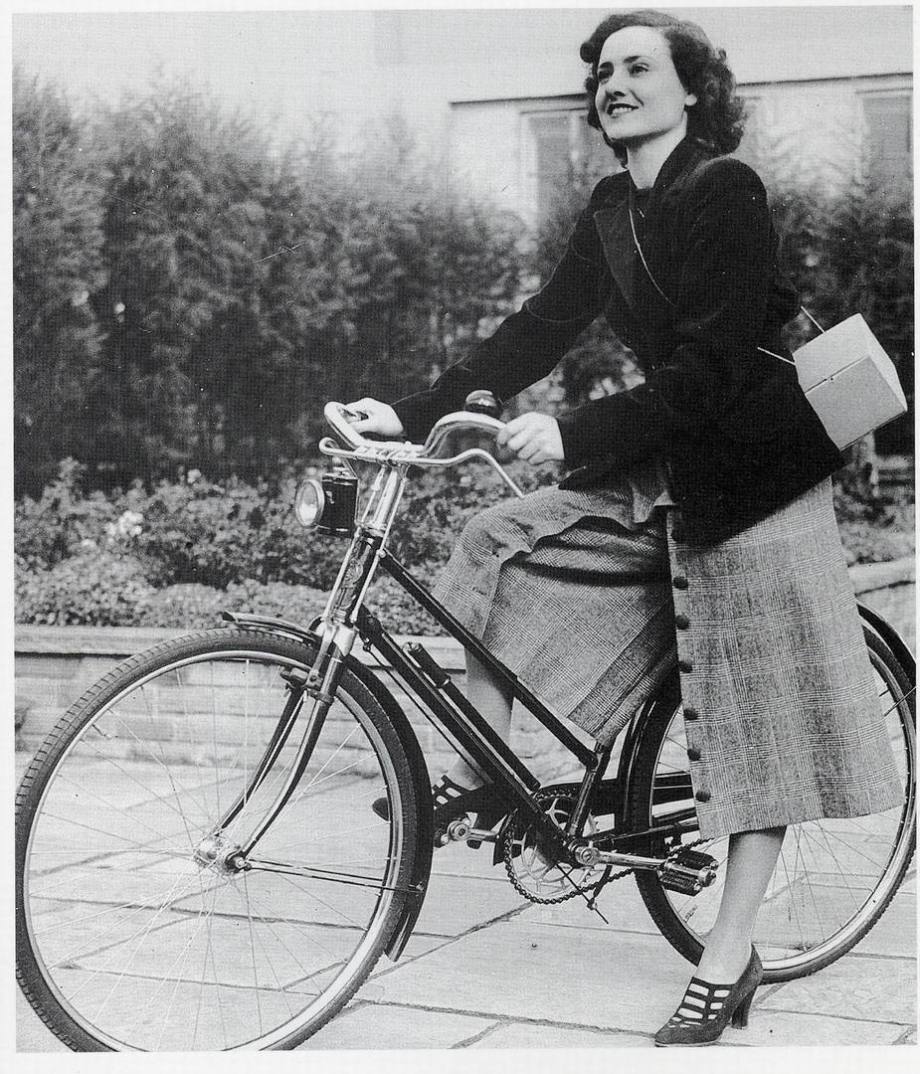 femme sur vélo vintage années 1940